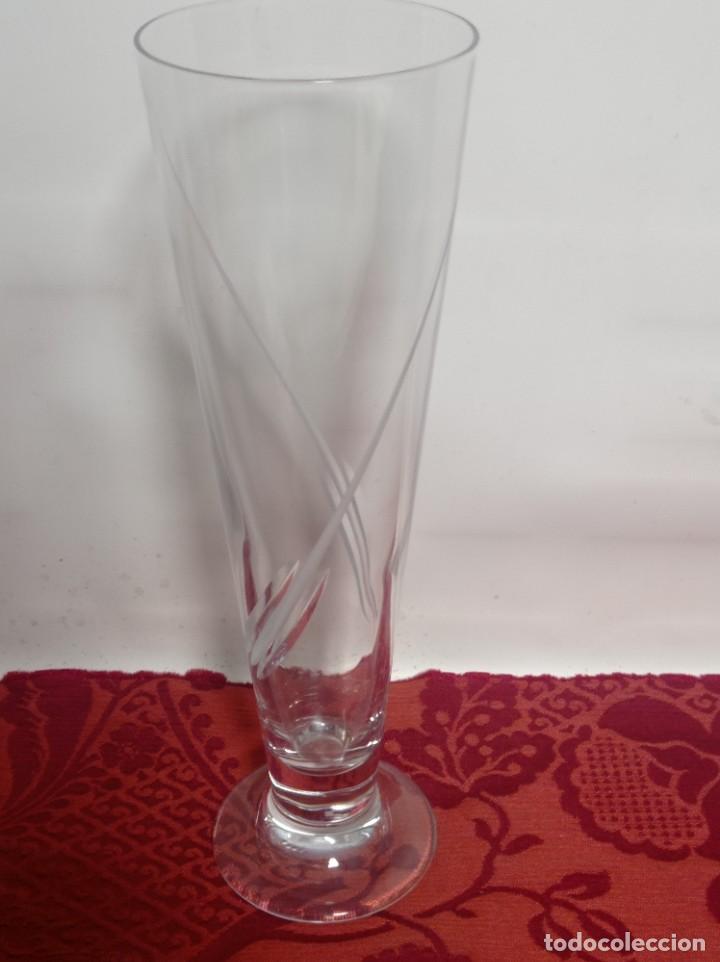 Antig&uuml;edades: Antiguo florero en cristal. - Foto 1
