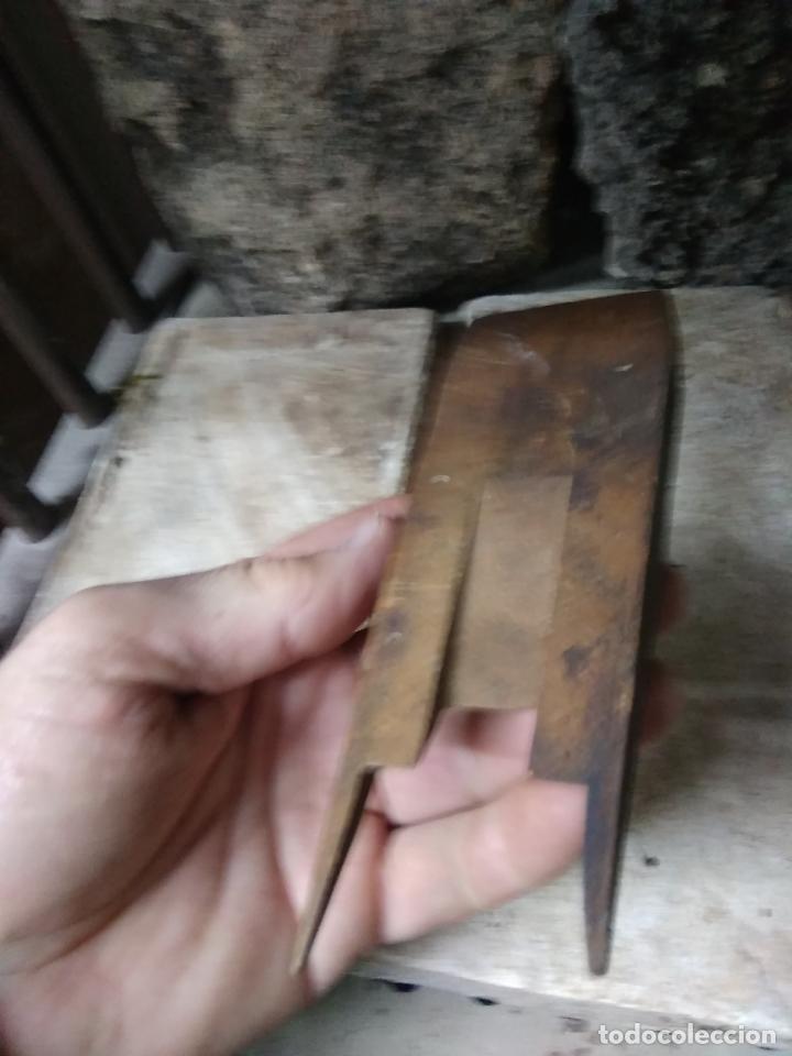 Antig&uuml;edades: Pieza cepillo carpintero. Caja formones - Foto 2