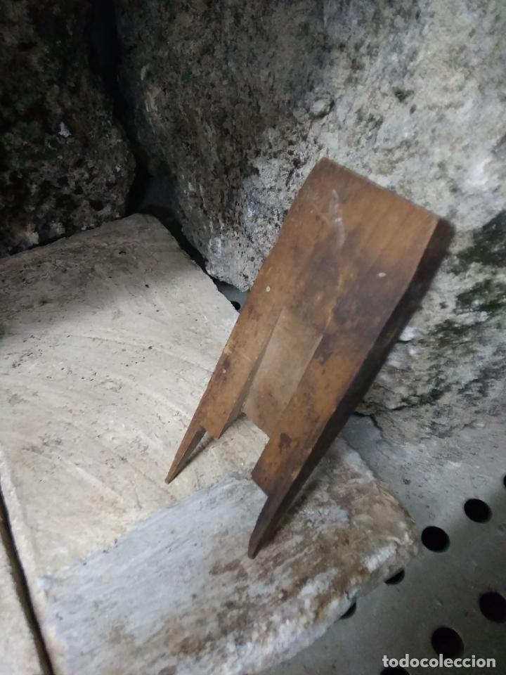 Antig&uuml;edades: Pieza cepillo carpintero. Caja formones - Foto 1