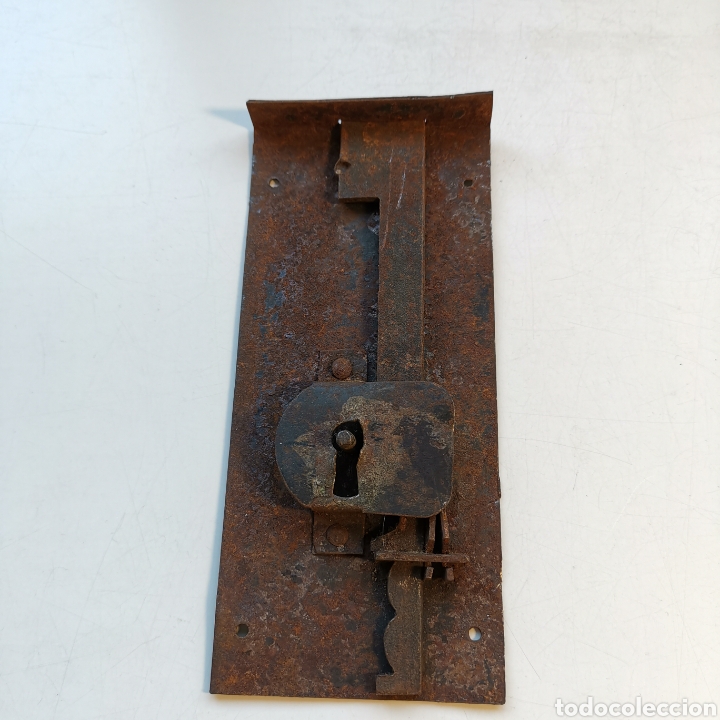 Antig&uuml;edades: Cerrojo de hierro antiguo. - Foto 1