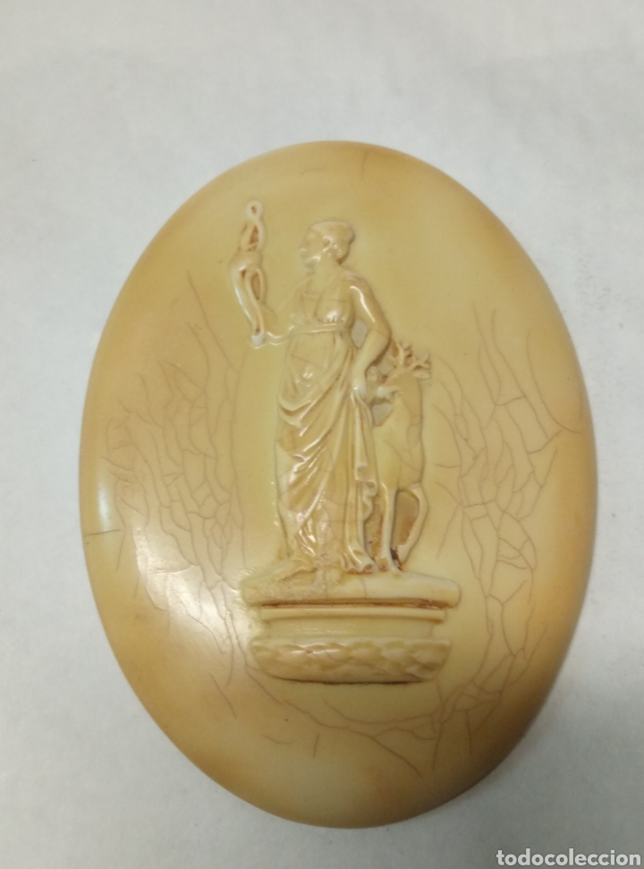 Antig&uuml;edades: Placa ovalada relieve resina - Foto 1