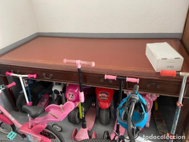 Antig&uuml;edades: Escritorio de caoba con tapete de cuero - Foto 1