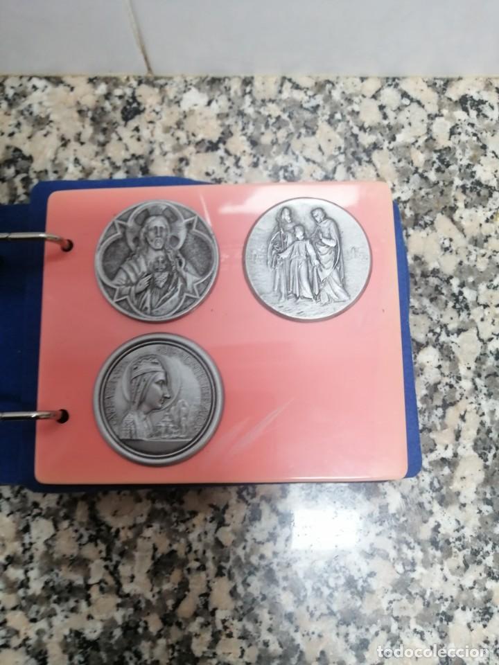 Antiquit&auml;ten: LOTE ALBUM RELIGIOSO 16 CHAPAS MEDALLAS PLASTICO DURO VER FOTOS