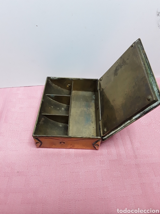 Antig&uuml;edades: Caja de lat&oacute;n para sellos - Foto 2