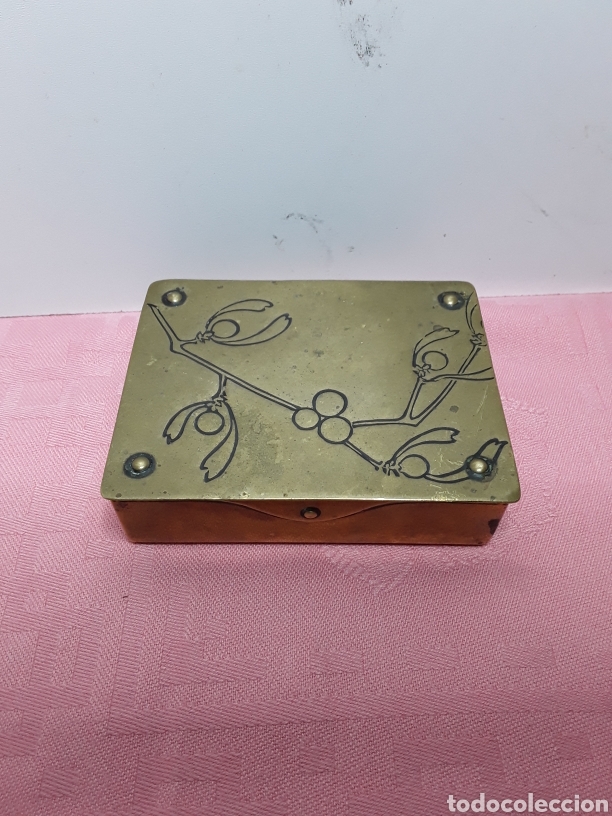 Antig&uuml;edades: Caja de lat&oacute;n para sellos - Foto 4