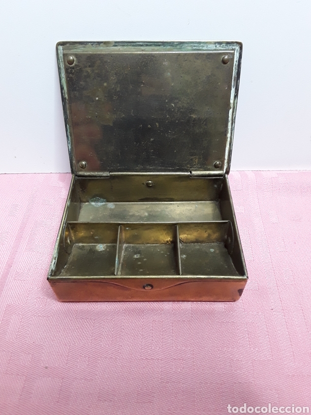 Antig&uuml;edades: Caja de lat&oacute;n para sellos - Foto 5