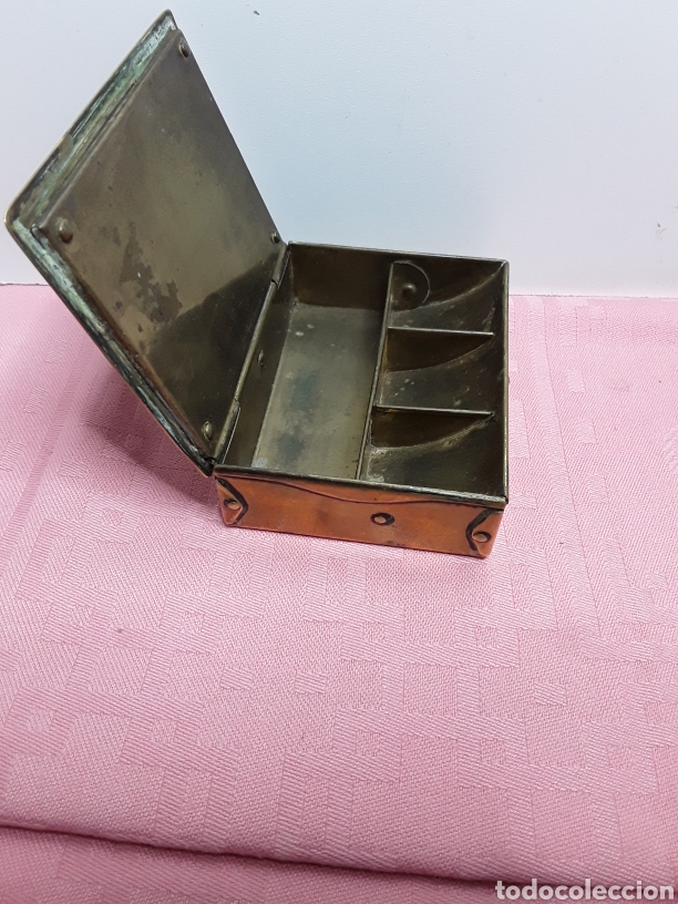 Antig&uuml;edades: Caja de lat&oacute;n para sellos - Foto 6