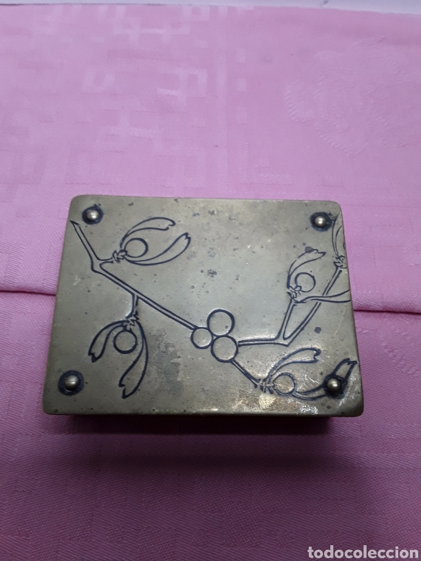 Antig&uuml;edades: Caja de lat&oacute;n para sellos - Foto 1