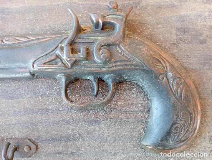 Antig&uuml;edades: CUELGA LLAVES ARMA BASE MADERA. - Foto 2