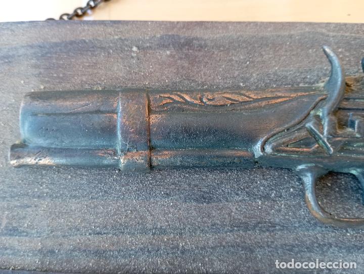 Antig&uuml;edades: CUELGA LLAVES ARMA BASE MADERA. - Foto 3