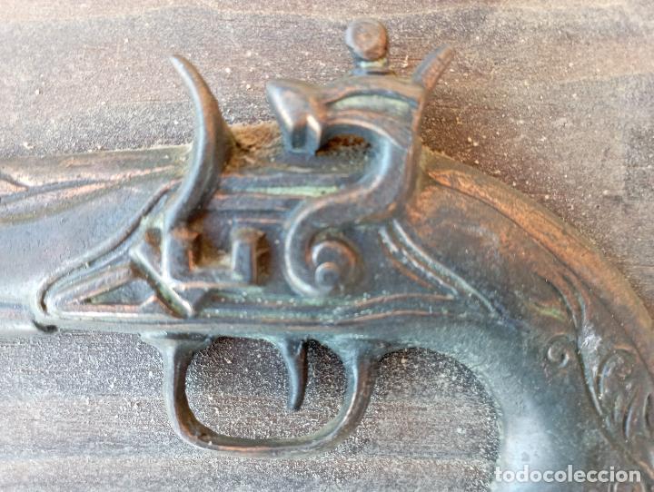 Antig&uuml;edades: CUELGA LLAVES ARMA BASE MADERA. - Foto 4