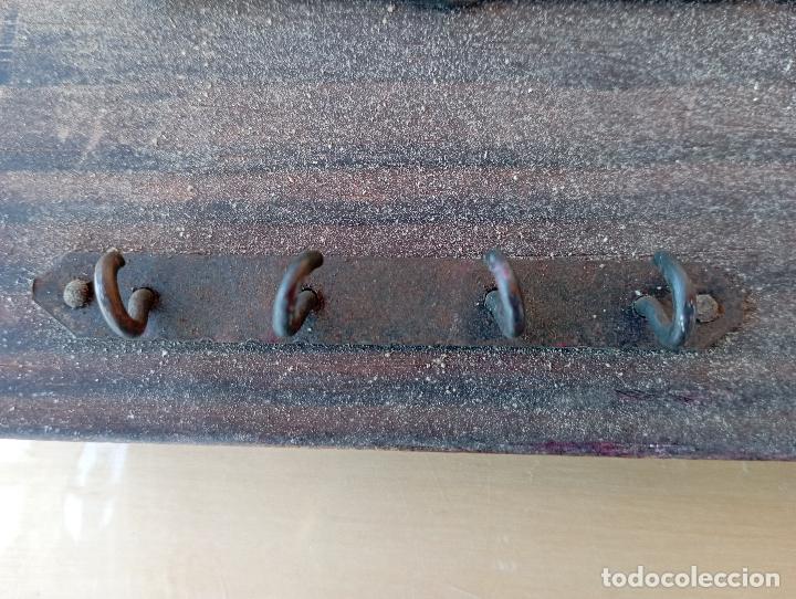 Antig&uuml;edades: CUELGA LLAVES ARMA BASE MADERA. - Foto 5