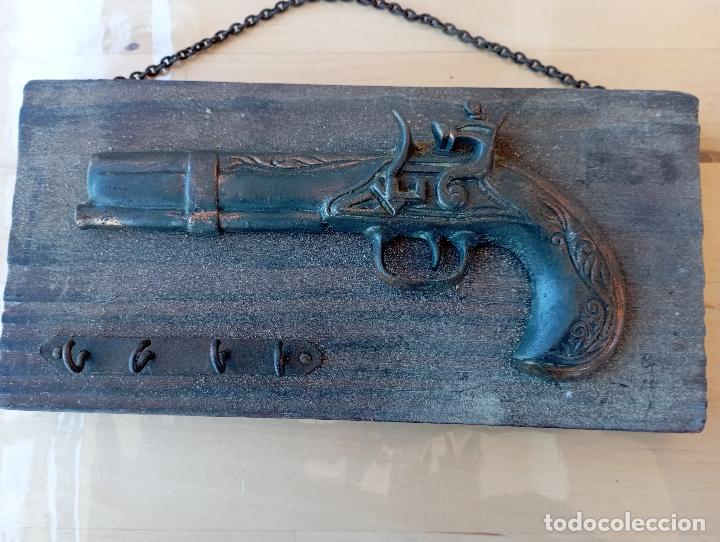 Antig&uuml;edades: CUELGA LLAVES ARMA BASE MADERA. - Foto 1