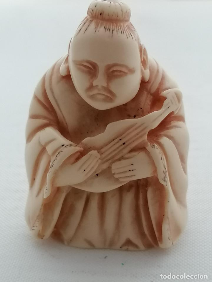 Antiquit&eacute;s: PEQUE&Ntilde;A FIGURA ORIENTAL CON INSTRUMENTO DE CUERDA, ALTURA 43 MM, MARFIL O IMITACION