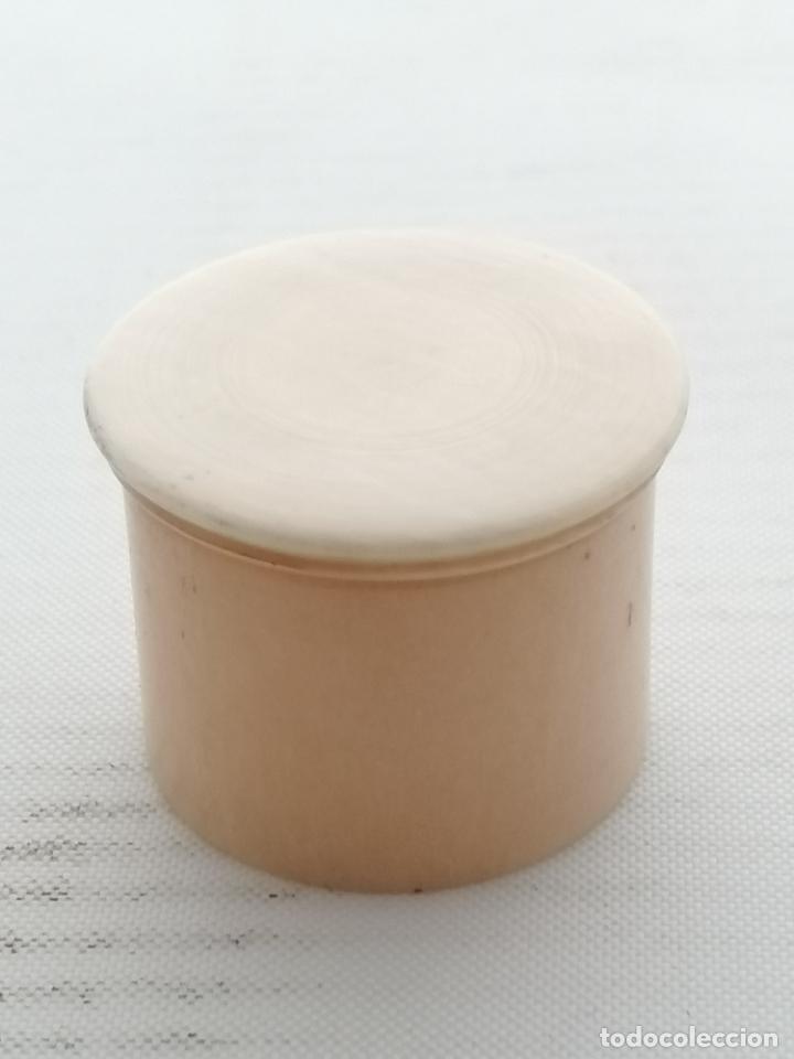 Antiquit&eacute;s: PEQUE&Ntilde;A CAJA O PASTILLERO DE MARFIL, DIAMETRO 31 MM, ALTURA 24 MM