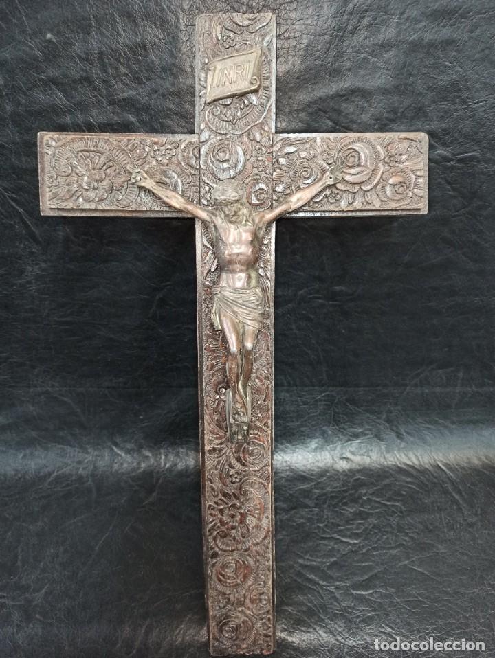 antiguo crucifijo de bronce, de pared - Compra venta en todocoleccion