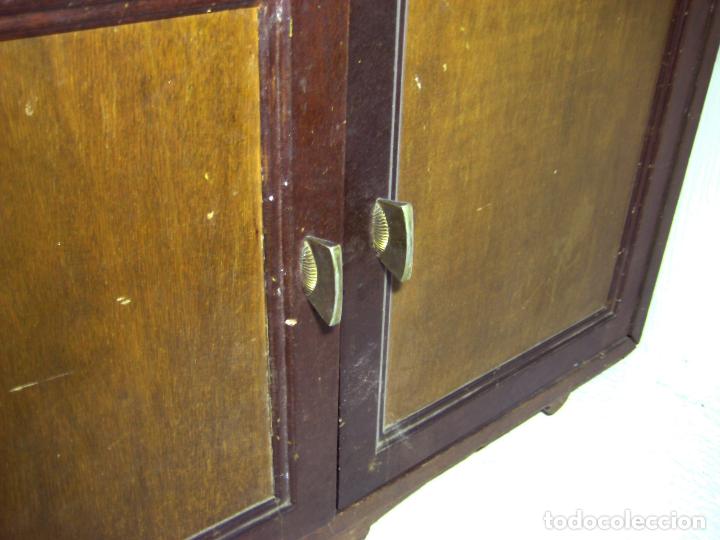 Antig&uuml;edades: MESA BAJA O MUEBLE PARA GUARDAR DISCOS - Foto 2