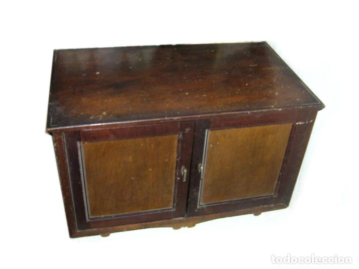Antig&uuml;edades: MESA BAJA O MUEBLE PARA GUARDAR DISCOS - Foto 1