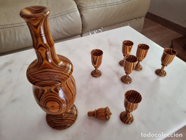 Antig&uuml;edades: Conjunto de botella y copas decorativas de madera. Nuevas. - Foto 2