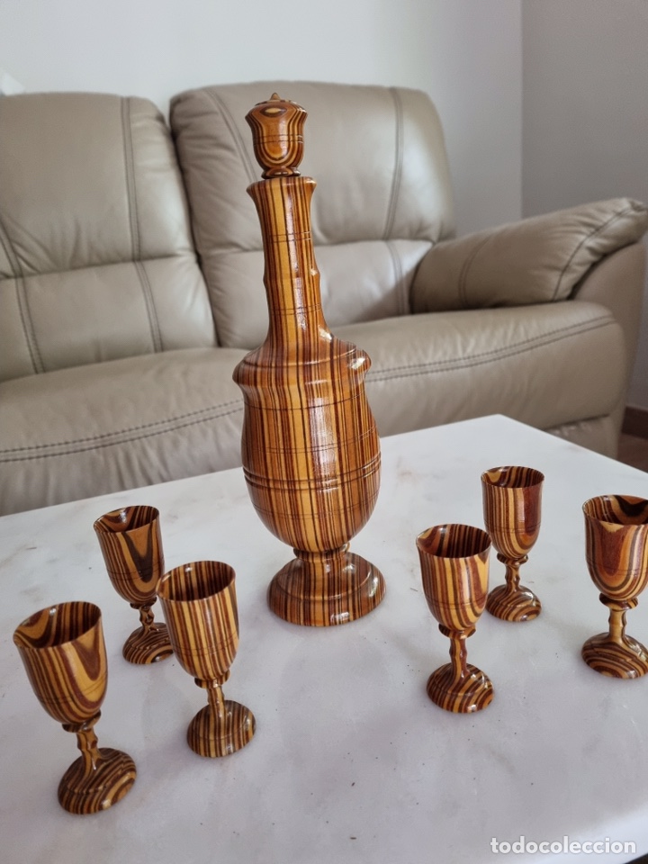 Antig&uuml;edades: Conjunto de botella y copas decorativas de madera. Nuevas. - Foto 1