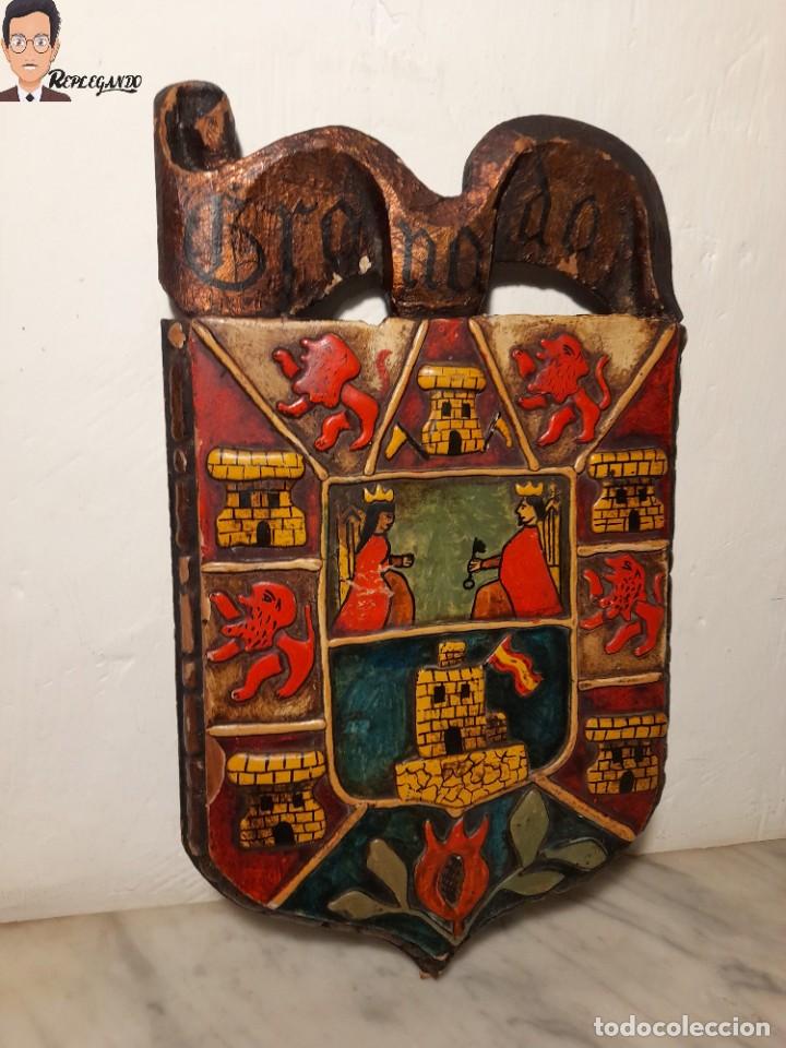 Parche bordado escudo Granada - Artesanía Alma