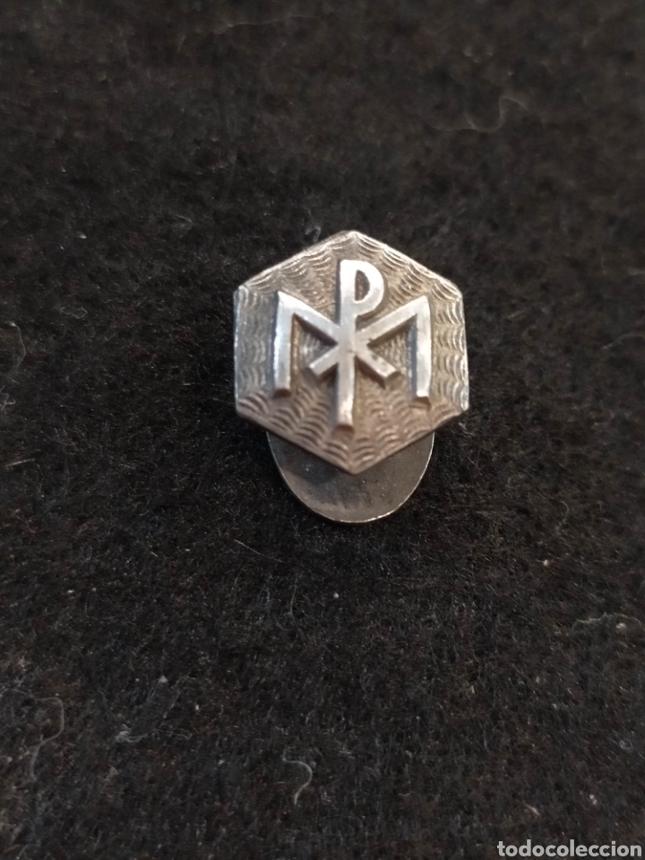 Oggetti Antichi: ANTIGUO PIN O INSIGNIA DE OJAL, SOLAPA . SIMBOLO PAPAL. HEXAGONAL.