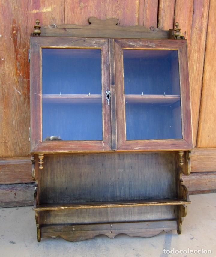 Antig&uuml;edades: Vitrina de colgar antigua - Foto 1
