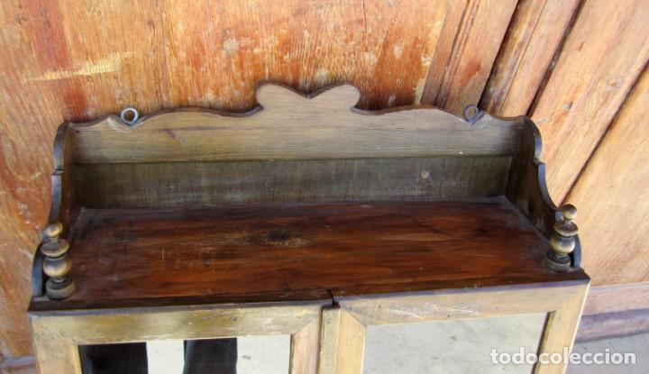 Antig&uuml;edades: Vitrina de colgar antigua - Foto 3