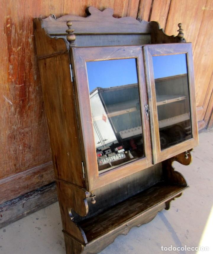 Antig&uuml;edades: Vitrina de colgar antigua - Foto 5
