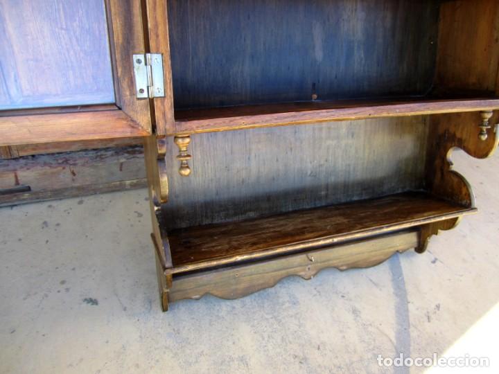 Antig&uuml;edades: Vitrina de colgar antigua - Foto 8