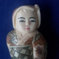 Antigüedades: BONITA FIGURA JAPONESA DE RESINA CON SELLO EN LA BASE