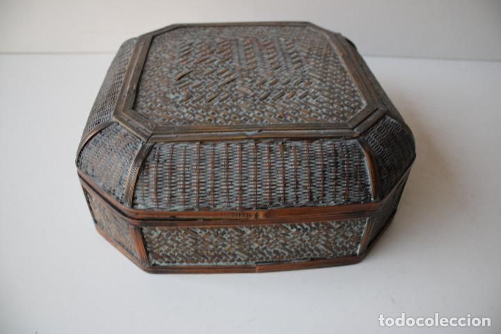 Antig&uuml;edades: caja de mimbre - Foto 1