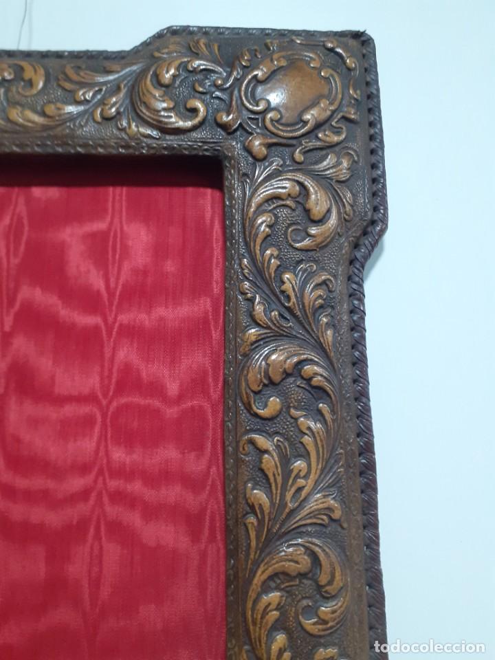 Antig&uuml;edades: Marco antiguo cuero repujado - Foto 3