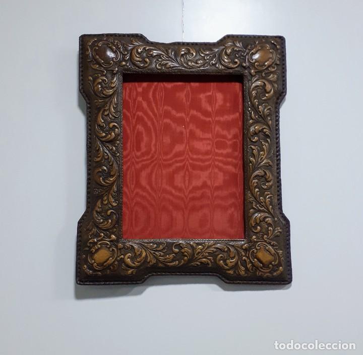 Antig&uuml;edades: Marco antiguo cuero repujado - Foto 4
