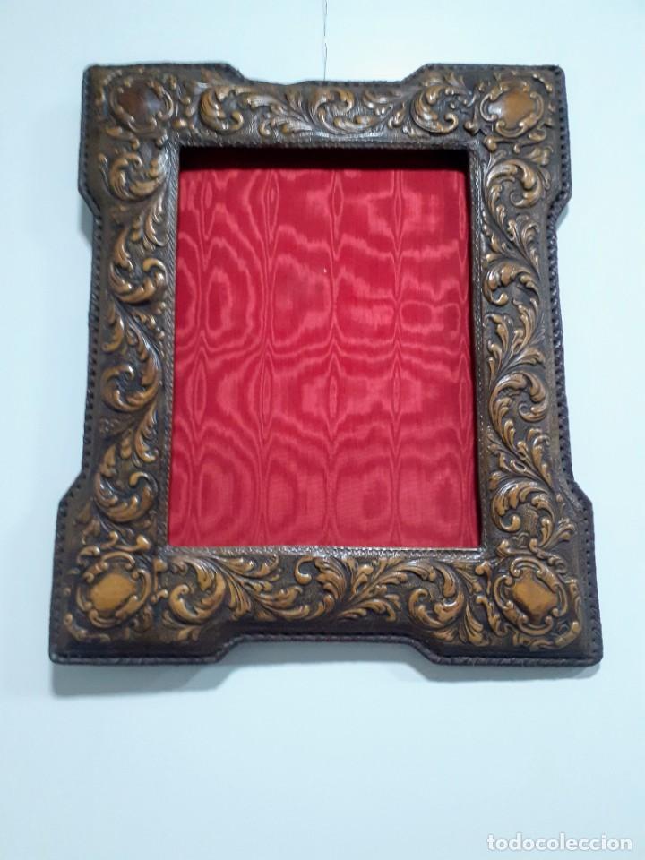 Antig&uuml;edades: Marco antiguo cuero repujado - Foto 5