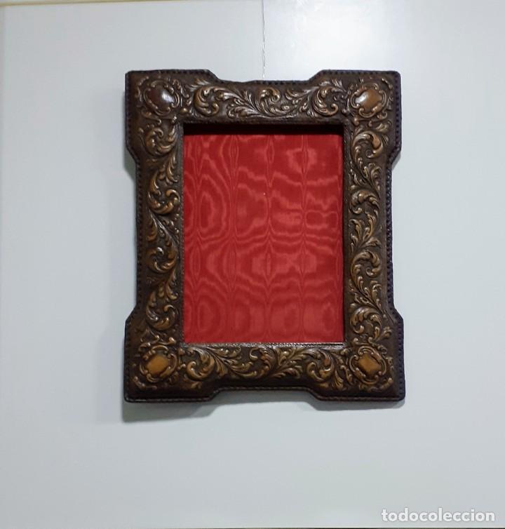 Antig&uuml;edades: Marco antiguo cuero repujado - Foto 7
