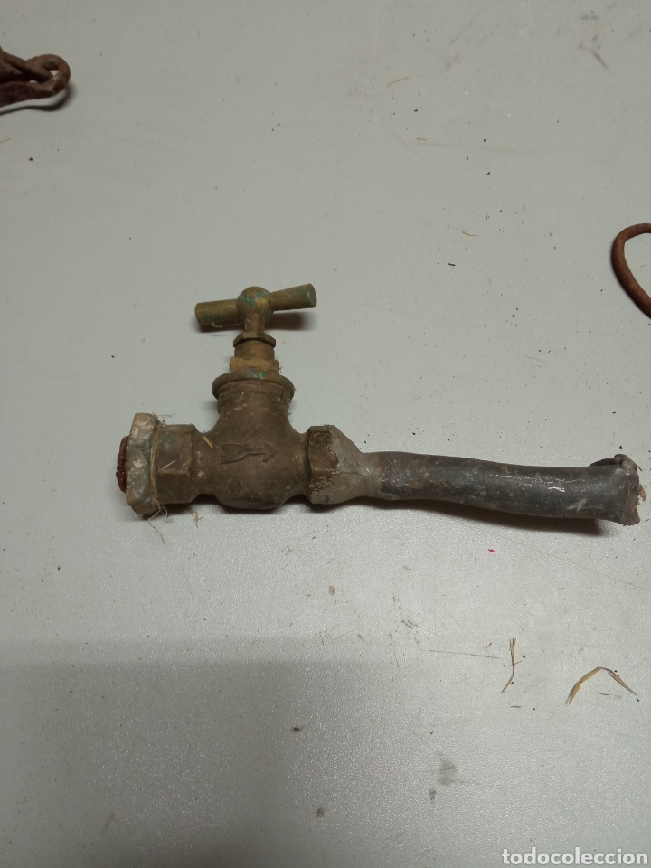 Antig&uuml;edades: Grifo de paso de lat&oacute;n - Foto 1