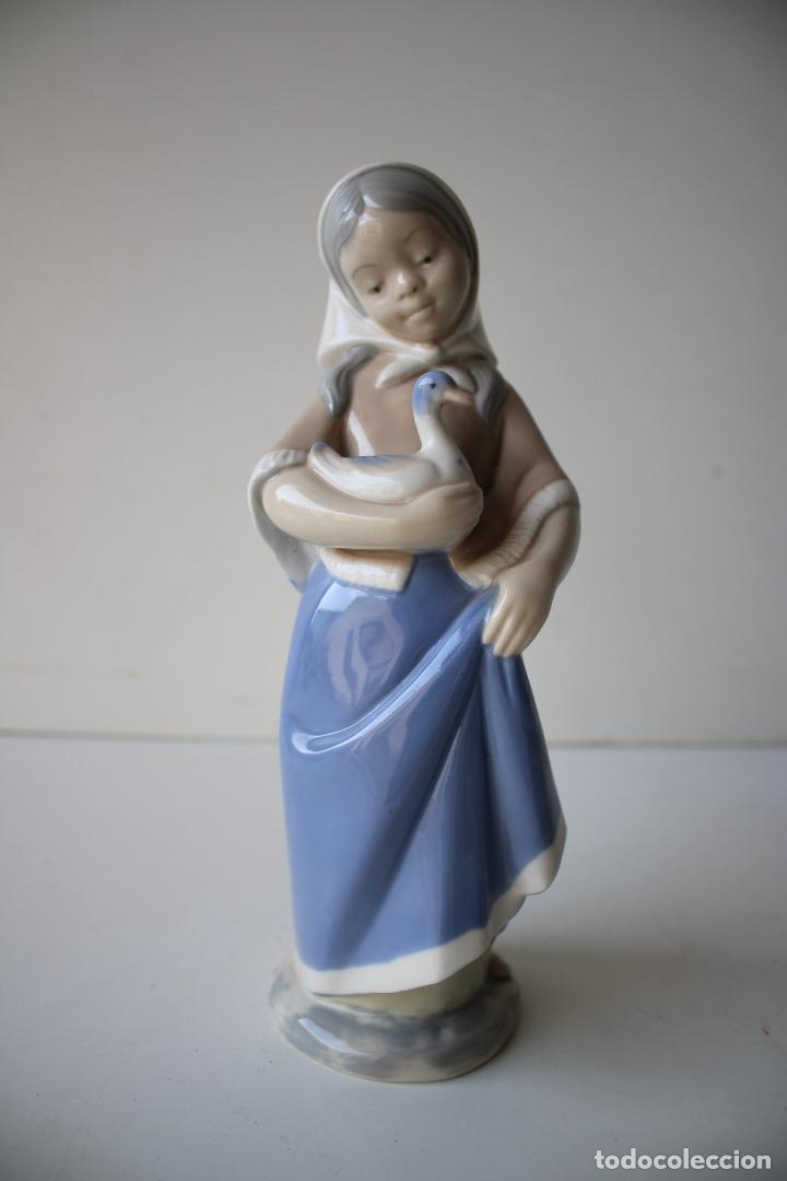 Oggetti Antichi: FIGURA PORCELANA ESPA&Ntilde;OLA SELLADA REX - A&Ntilde;OS 70 - NI&Ntilde;A CON PATO
