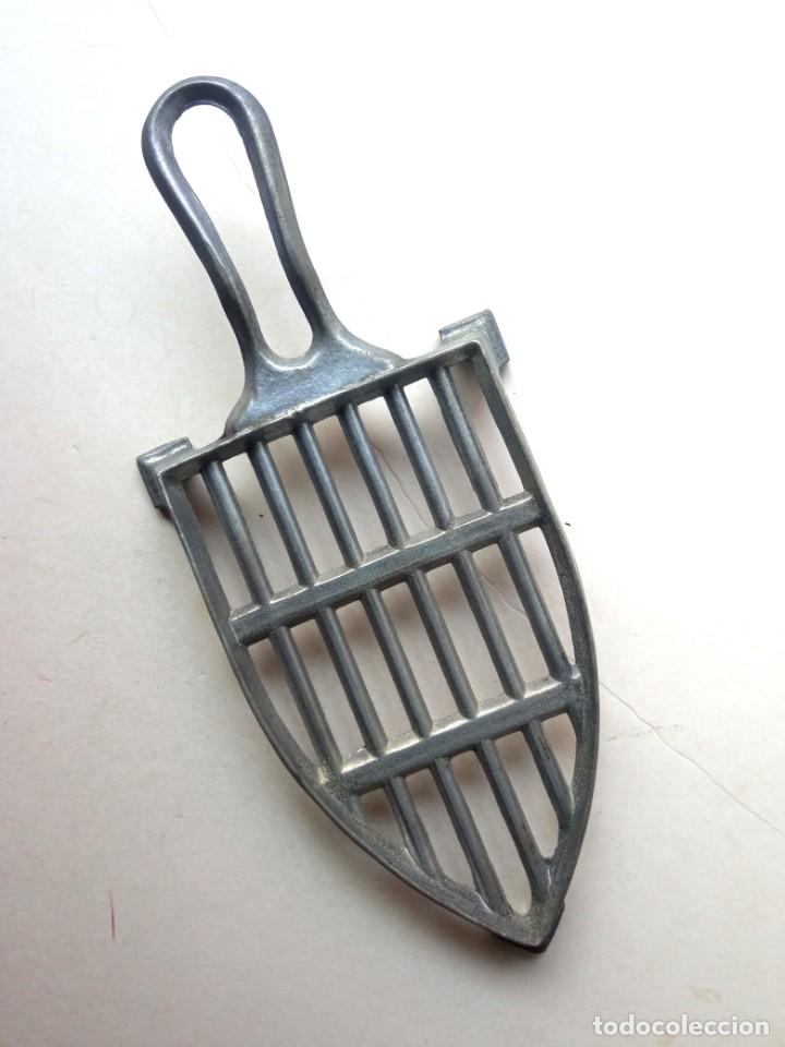 Antig&uuml;edades: soporte plancha de aluminio - Foto 1