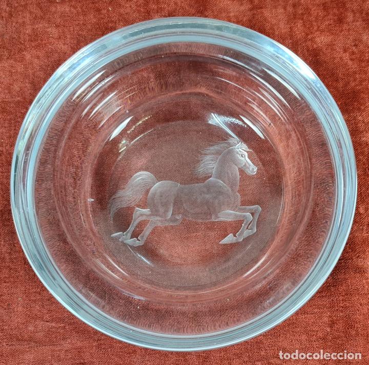 Antig&uuml;edades: CENICERO DE CRISTAL TALLADO A MANO. BAJO RELIVE. J. MARTIN. CIRCA 1980.