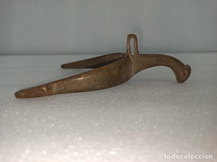 Antig&uuml;edades: Antigua espuela de bronce. CG3 - Foto 1