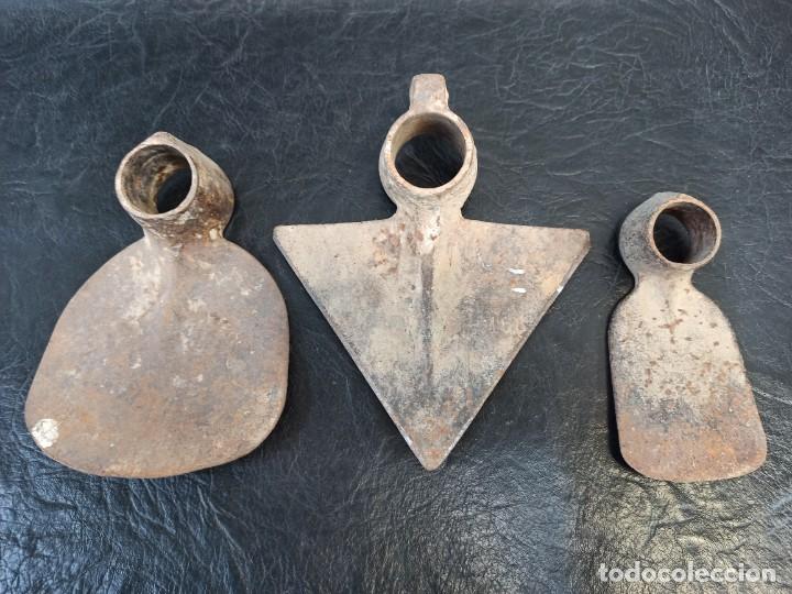 Antig&uuml;edades: Lote de antiguas azadas. CG4 - Foto 1