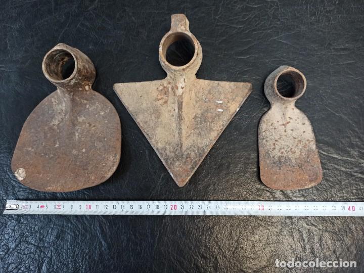 Antig&uuml;edades: Lote de antiguas azadas. CG4 - Foto 2