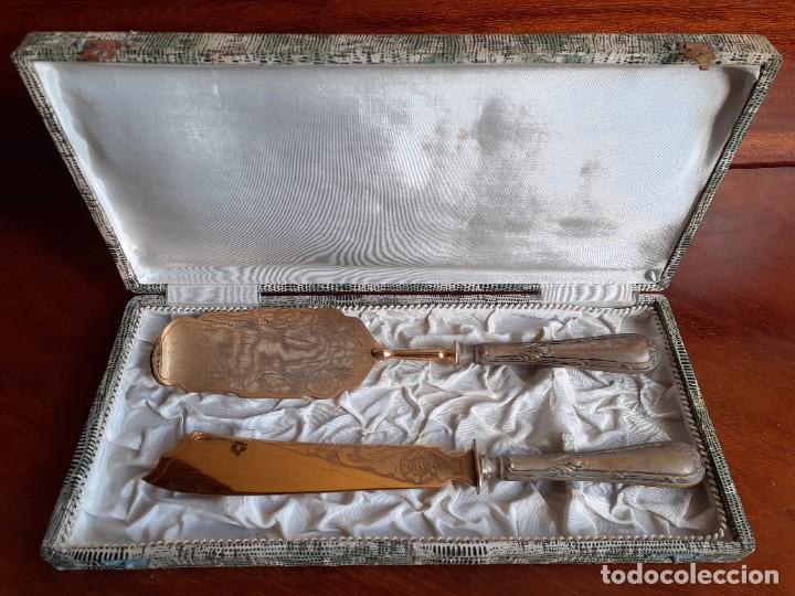 Antig&uuml;edades: Antiguos Cubiertos de Servir en su Estuche Original - Foto 1