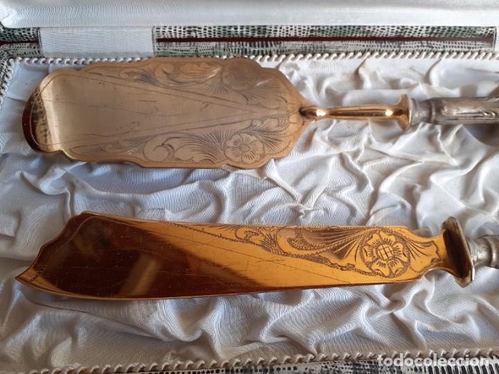 Antig&uuml;edades: Antiguos Cubiertos de Servir en su Estuche Original - Foto 3