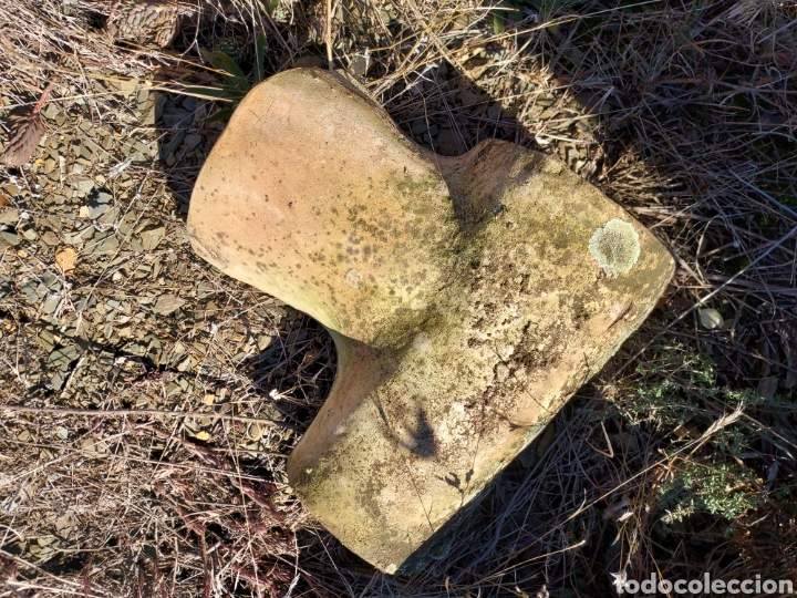Antig&uuml;edades: Teja o canelon de barro cocido en forma de T - Foto 2