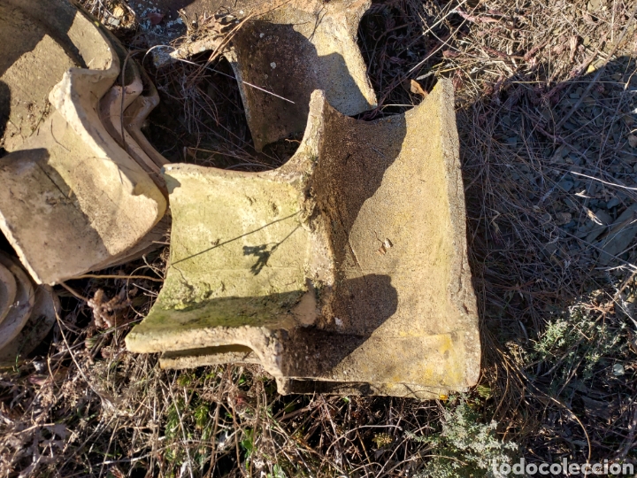 Antig&uuml;edades: Teja o canelon de barro cocido en forma de T - Foto 1