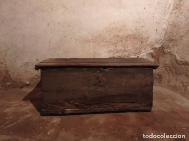 Antig&uuml;edades: antiguo baul de madera maciza - Foto 2