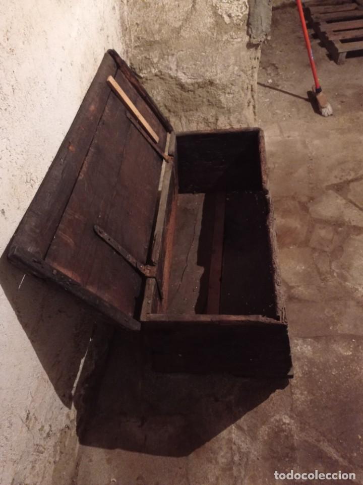 Antig&uuml;edades: antiguo baul de madera maciza - Foto 3