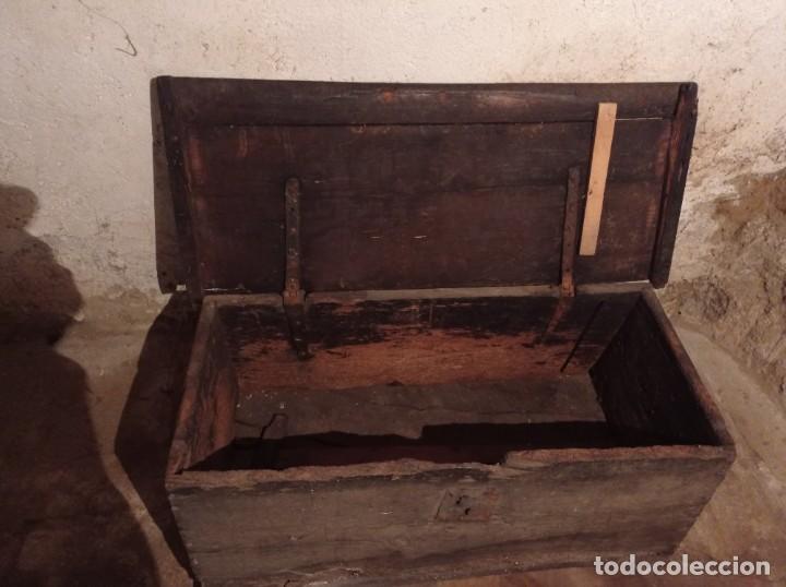 Antig&uuml;edades: antiguo baul de madera maciza - Foto 4